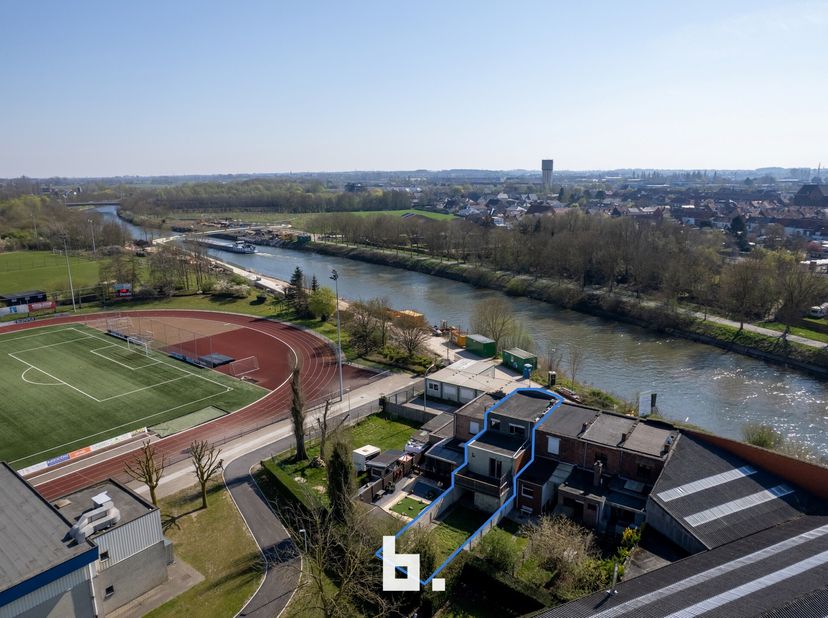 Deze instapklare bel-etagewoning combineert een prachtig open zicht op de Leie met een rustige ligging in een doodlopende straat, vlak bij een natuurp