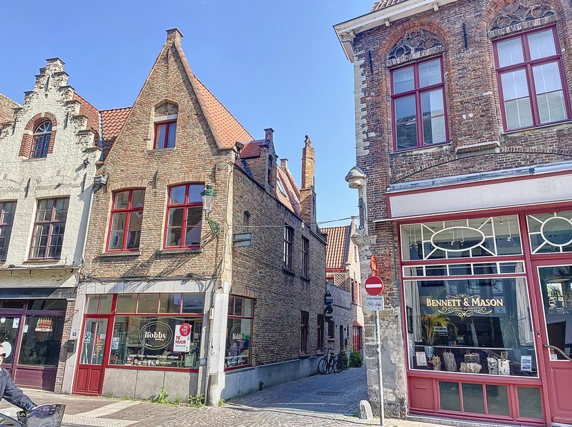Handelsgelijkvloers (ca. 62 m²) op goede commerciële ligging in het centrum van Brugge. Hoekpand met grote herkenbaarheid en gevelbreedte van 4,7 m.&lt;b
