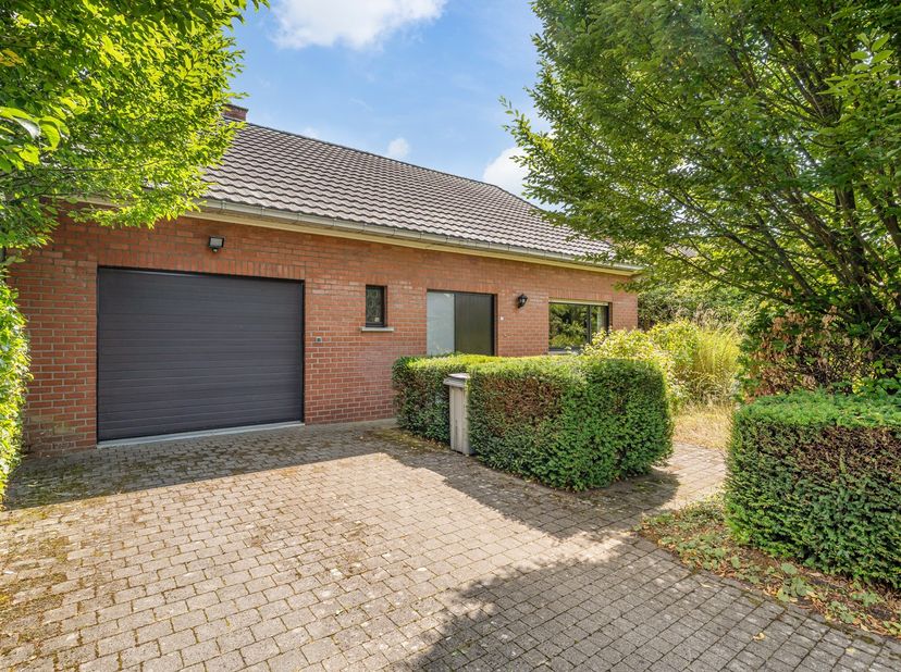 Deze ééngezinswoning ligt in een rustige, kindvriendelijke straat in Baal, op een perceel van 8a17ca. Dankzij de centrale ligging bevinden winkels, re