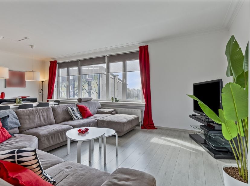 Ce spacieux duplex meublé avec 5 chambres et une grande terrasse sur le toit à louer est situé au Desguinlei 190 à Anvers. Ce duplex est situé à proxi