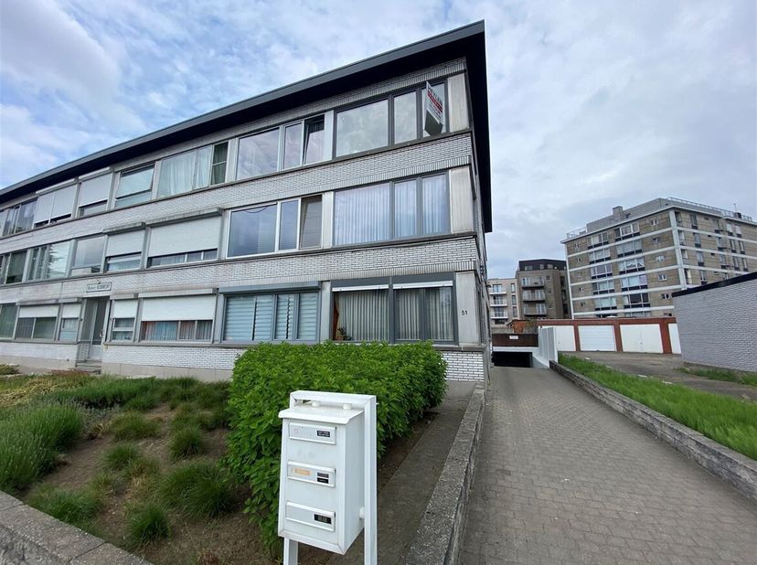 PRACHTIG GERENOVEERD APPARTEMENT MET 2 SLAAPKAMERS EN TERRAS OP TOPLOCATIE!&lt;br /&gt;
 Indeling: Inkomhal, leef - en eetruimte, keuken, 2 volwaardige slaa