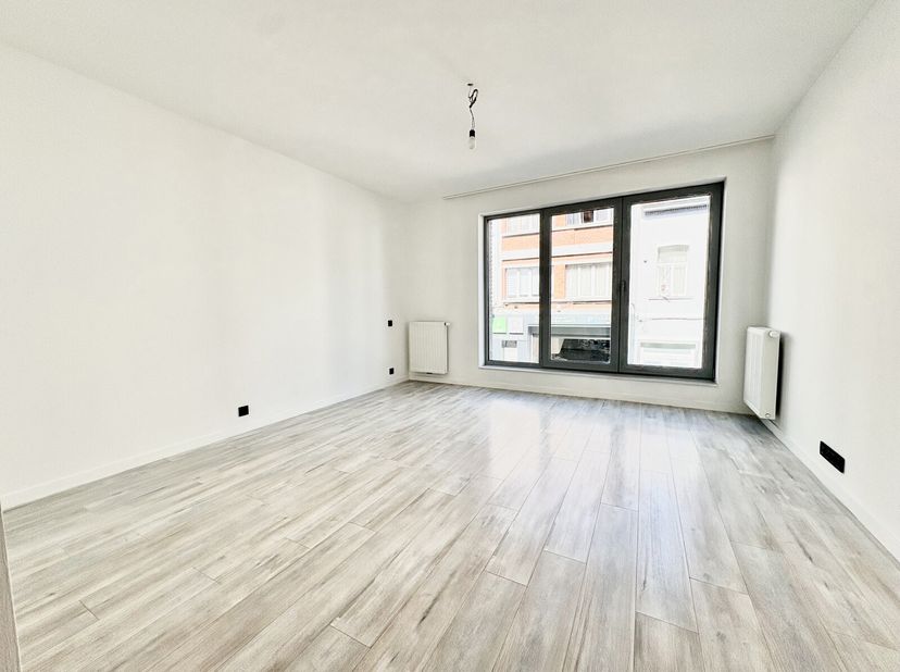 Idéalement situé à Schaerbeek dans le quartier Josaphat, à proximité du parc, au 1er étage dun immeuble récent, nous vous proposons ce superbe studio