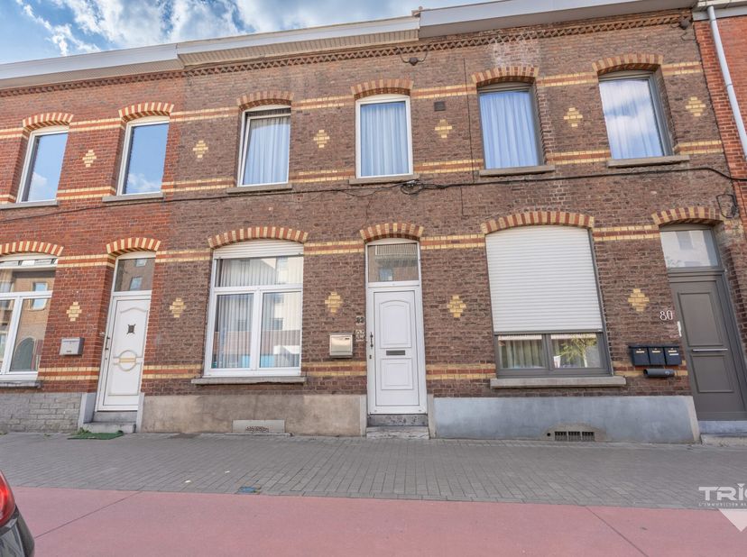 Agréable maison à rafraichir complètement, idéalement située à proximité du centre de Halle. Elle séduira les amateurs despaces généreux et lumineux.