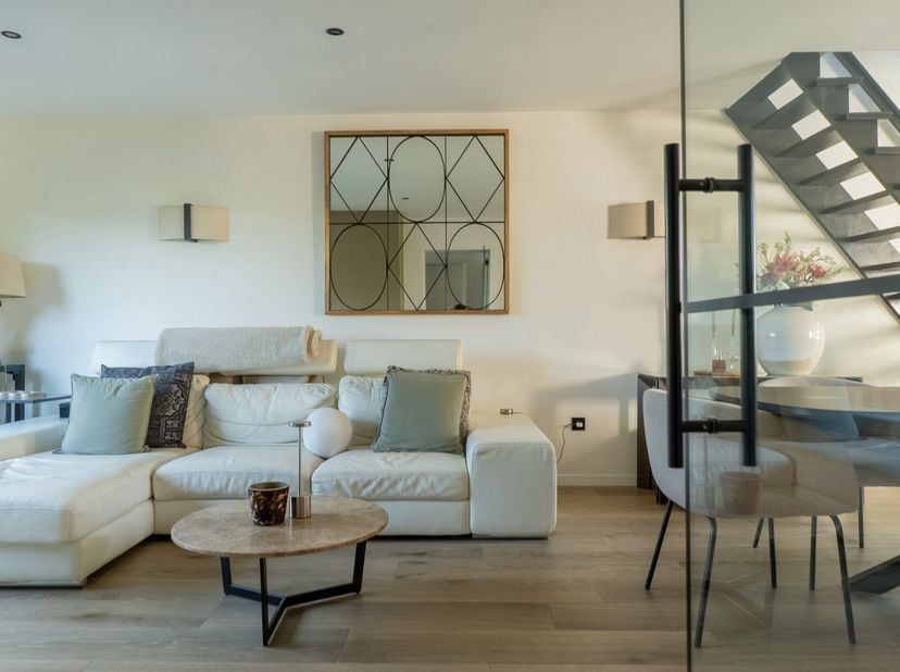 Gelegen in alle rust te midden van de velden, combineert deze in 2022 gerenoveerde woning landelijke charme en modern comfort.&lt;br /&gt;
De gelijkvloerse