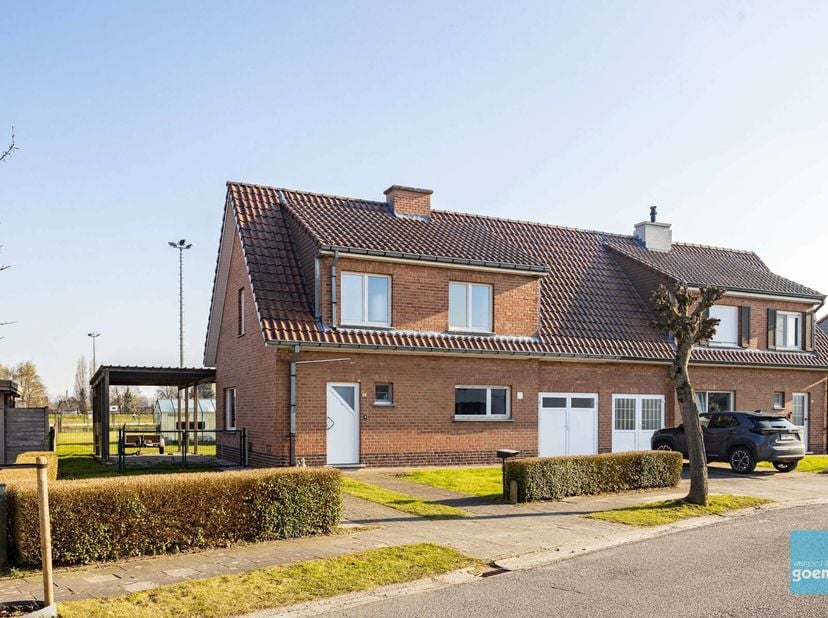 Te koop te Schellebelle: Deze charmante half open bebouwing, gelegen in een rustige woonwijk nabij dorpscentrum, biedt heel wat potentieel en een ruim