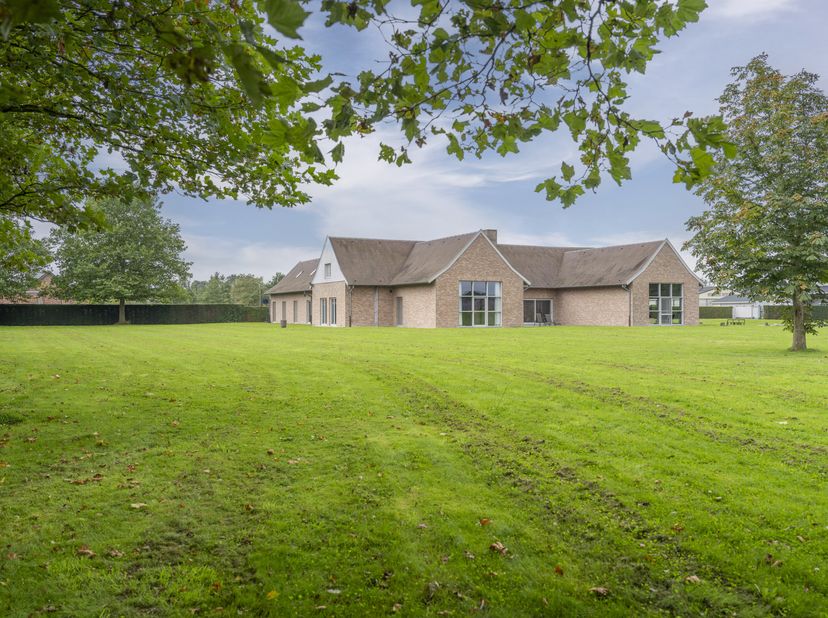 Cette villa magnifiquement située sur près de 2 hectares est située à la périphérie de Geluwe, au calme et entourée de prairies. Dès que vous franchis