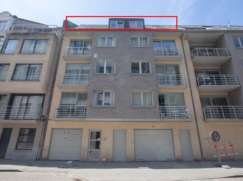 Appartement en duplex avec grande terrasse, 2 chambres et 1 salle de bains avec baignoire et douche.&lt;br /&gt;
L&#039;appartement comprend également 2 toilette