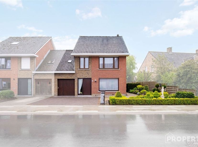 Découvrez cette charmante maison au coeur de Meulebeke, offrant une parfaite harmonie entre espace et confort. Avec une surface habitable de 183m² et