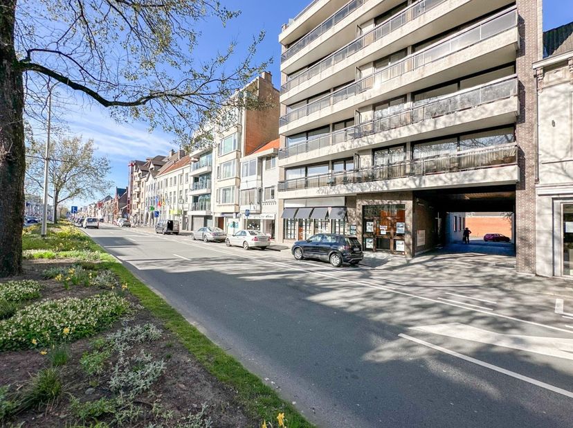 Deze ruime gelijkvloerse handelsruimte (292 m² excl. ruime kelder &amp; parking) in Residentie Ledeganck, biedt een unieke kans voor ondernemers die zicht