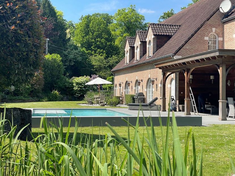 Génération Immo biedt je deze luxe villa met zwembad, op een terrein in een unieke omgeving in het hart van het dorp Chaumont-Gistoux. Bakkerijen, hot