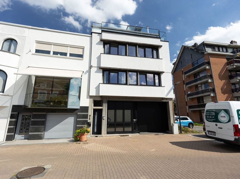JAMBES, magnifique PENTHOUSE en duplex avec vue sur Meuse et entièrement rénové en 2022 (3ch/1sdb) situé au troisième étage d&#039;un immeuble de quatre un