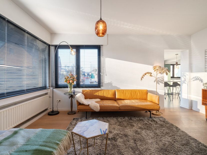 In Mazenzele, langs een belangrijke verbindingsweg, vind je deze instapklare en charmante woning met handelspand, perfect voor wie wonen en werken wil