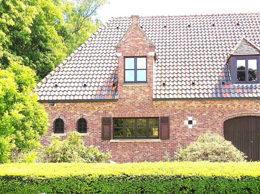 Deze prachtige half-open bebouwing in fermettestijl is een ideale woning voor wie op zoek is naar ruimte, comfort en een rustige omgeving. Deze woning