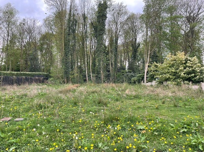 Zéér centraal gelegen perceel bouwgrond van 885m² voor de bouw van een HOB (half-open bebouwing). Het perceel kan klassiek bebouwd worden volgens gaba