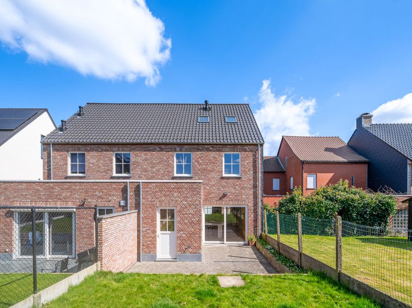 Deze verfijnde, lichtrijke recente nieuwbouwwoning is gelegen op een zeer gunstige locatie, vlakbij openbaar vervoer, winkels, scholen en de E40, wat