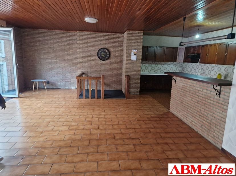 Appartement te koop Aarschot op 2e verdieping met twee slaapkamers, badkamer met bad, inkomhal, berging, koer, ruime living. Totale oppervlakte appart