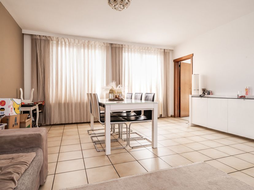 Ben je opzoek naar een energetisch appartement, op te frissen naar eigen smaak met een uitstekende mobiliteit? Grijp dan nu snel uw kans!Ligging:Borsb