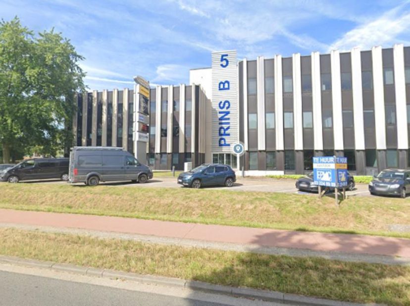 Bureaux à louer dans un immeuble développant 6.500 m² répartis sur 3 étages. Idéalement situé à proximité de la E19 et des transports en commun. Locat