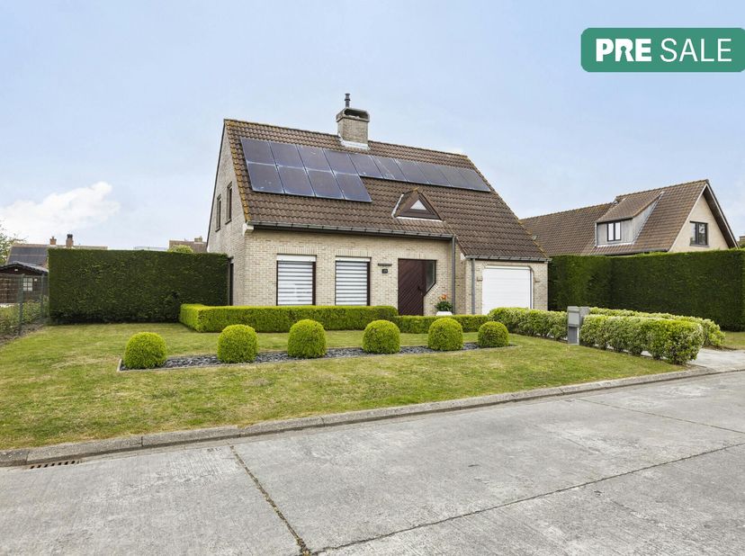 Op een grondoppervlakte van 776m² vinden we deze villa te koop. De inpandige garage, het gunstige EPC en de rustige ligging zijn enkele van de vele tr