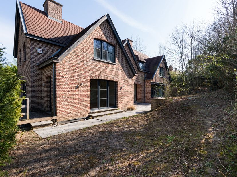Genesteld op een perceel van 14 are 29, nieuwe villa gebouwd in 2010 met veel zorg en mooie materialen door de verkoper die is overgeplaatst naar het