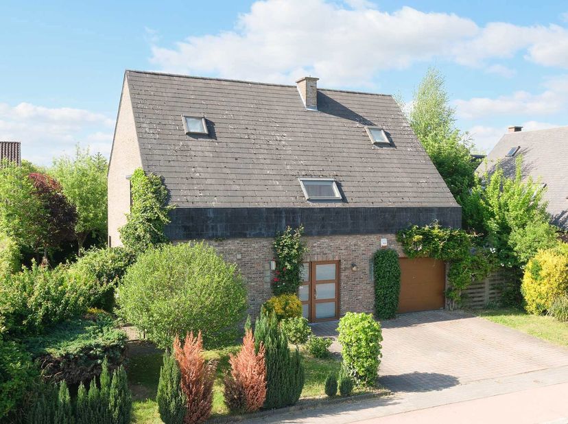 Villa siutée près du centre de Sterrebeek, les transports publics, lécole Allemande à Wezembeek-Oppem (1,2km), l&#039;école US à Sterrebeek (2,4km) et l&#039;OT