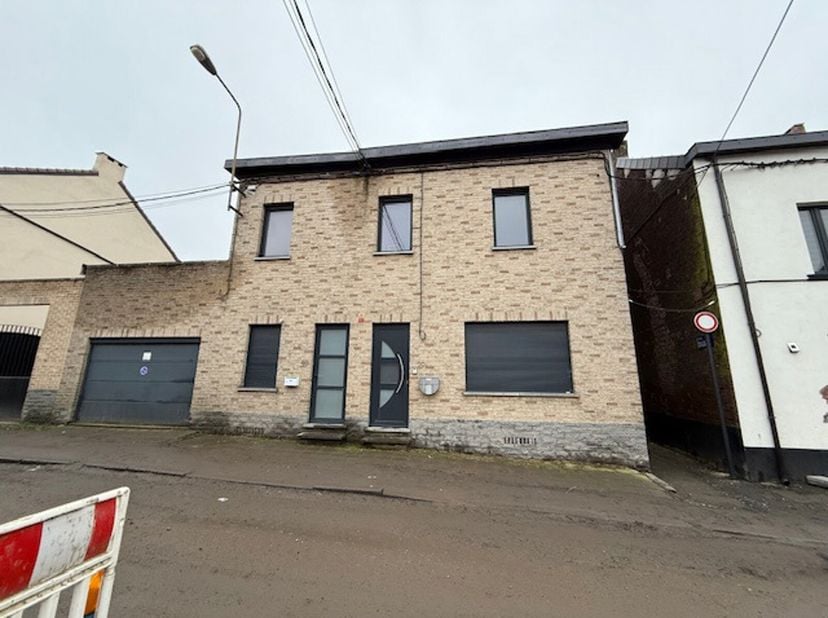 Ensemble de 2 maisons + 1 grand garage 2 voitures et très grand jardin, l&#039;ensemble sur +- 10ares. Composition : maison n° 27 rdch : séjour, cuisine. E
