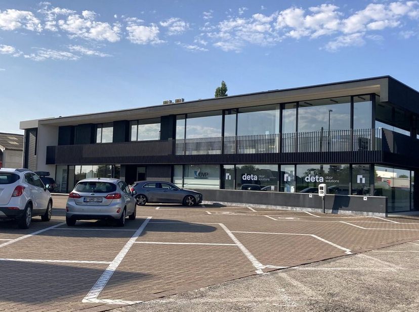 70m² bureau au rez-de-chaussée&lt;br /&gt;
Emplacement : sur une route d&#039;accès à Gand (N60), à 10 minutes de l&#039;E17 - sortie Eke, arrêt de bus à environ 500m
