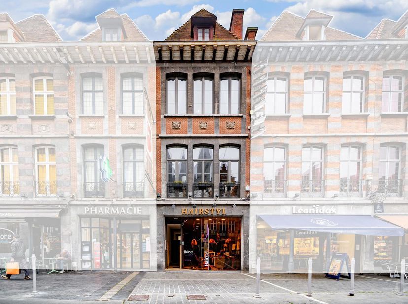Idéalement situé sur la Grand&#039;Place de Tournai, très bel immeuble mixte comprenant une grande surface commerciale et deux appartements.&lt;br /&gt;
Au rez-d