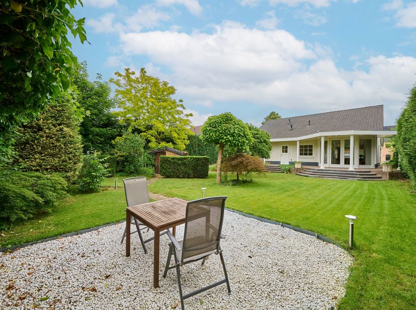Deze smaakvol gerenoveerde woning is gelegen op een gunstige ligging in Achel, nabij de Nederlandse grens op een perceel van 9a60ca. Met de aanwezighe