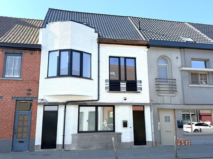 Prachtige ruime burgerwoning op TOPLIGGING. Deze ruime woning werd vernieuwd met de meest luxueuze en kwalitatieve materialen en is instapklaar. Boven