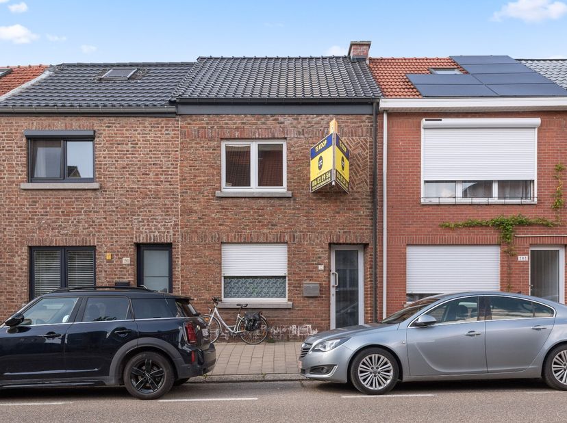 Deze charmante rijwoning in de Houtemstraat biedt tal van mogelijkheden! Gelegen op een perceel van 420 m², geniet je van een zuidwestgerichte tuin va