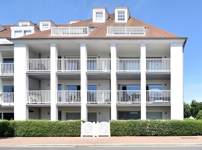 Appartement spacieux et lumineux situé au 2ème étage de l&#039;élégante résidence Mont Martin. L&#039;appartement est fini à la perfection avec des matériaux de