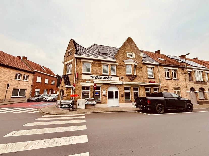 Ledegem: Handelspand met woning te koop Commercieel gelegen handelspand met woning te koop in centrum Ledegem. De verschillende ruimtes geven tal van
