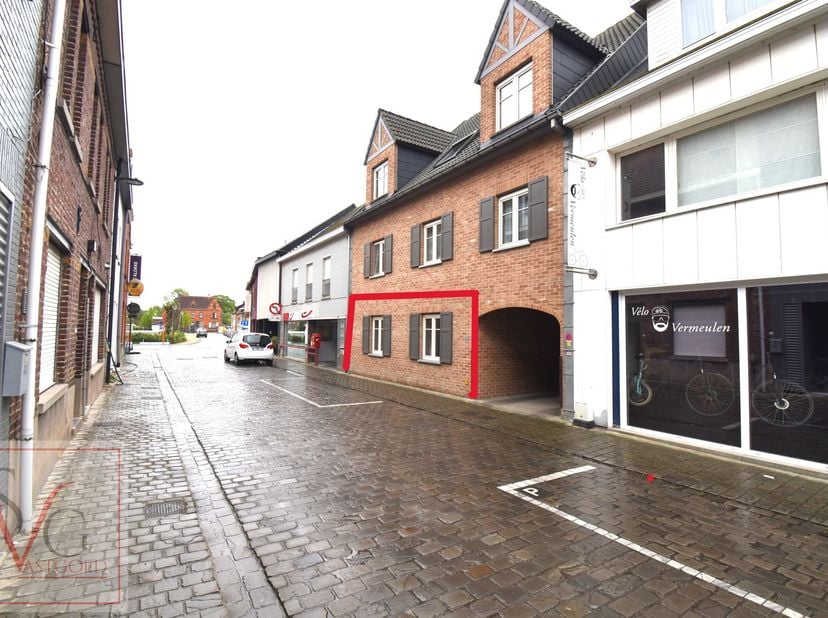 Dit gelijkvloers appartement is heel mooi gelegen aan het dorpsplein en werd gebouwd in 2012. Het EPC is uitermate gunstig (125 KWh/ m² jaar). Indelin
