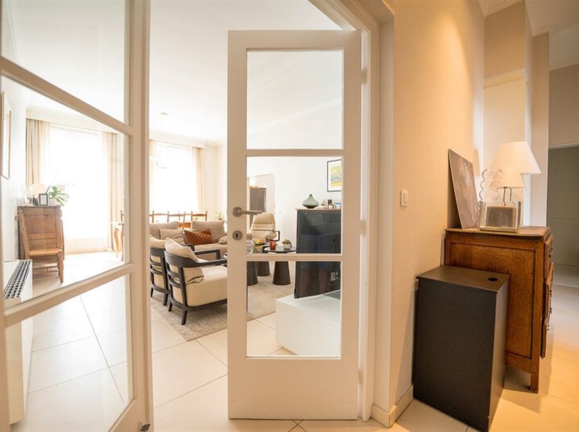 Appartement élégant et lumineux de type Haussmannien sur une surface de 115 m2 avec une splendide vue sur le parc Reine Astrid. &lt;br /&gt;
Des matériaux d