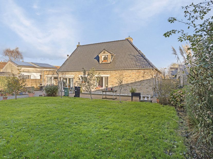 Cette maison à vendre est idéale pour quelqu&#039;un qui souhaite vivre dans un endroit calme. Au fil des ans, la maison a été rafraîchie et mise en ordre
