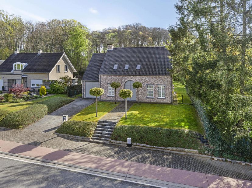 Immo Pické biedt U deze goed onderhouden viergevelvilla aan gelegen in de directe omgeving van scholen, winkels, openbaar vervoer en de belangrijkste