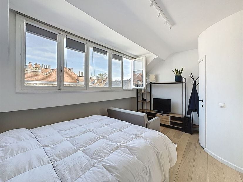 Quartier Stéphanie - Splendide studio meublé de +/- 30m² situé au 4ème d&#039;un immeuble de 4 étages composé comme suit : un grand séjour lumineux avec un