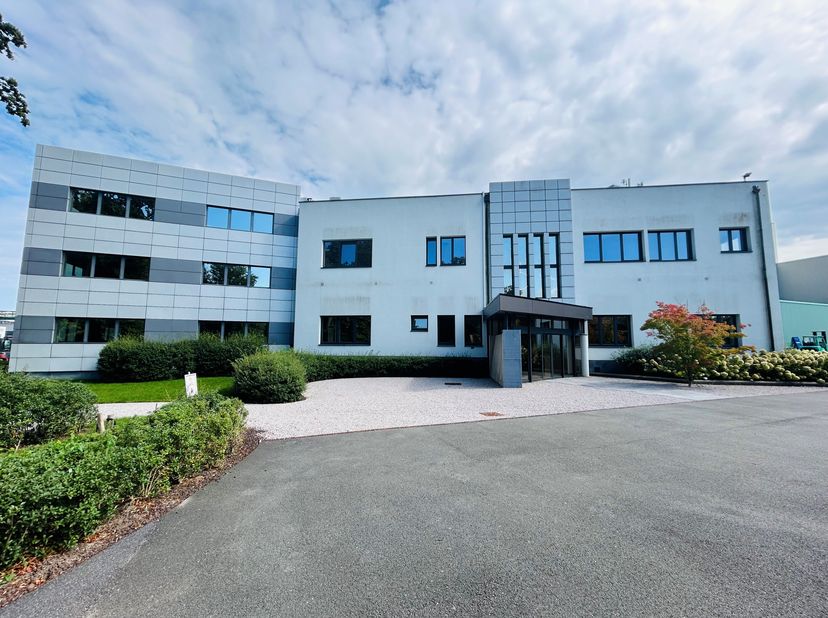 Ce bureau prêt à emménager de 986 m² à louer à Zwijnaarde bénéficie d&#039;un excellent emplacement à seulement 5 minutes de la R4, avec une connexion faci