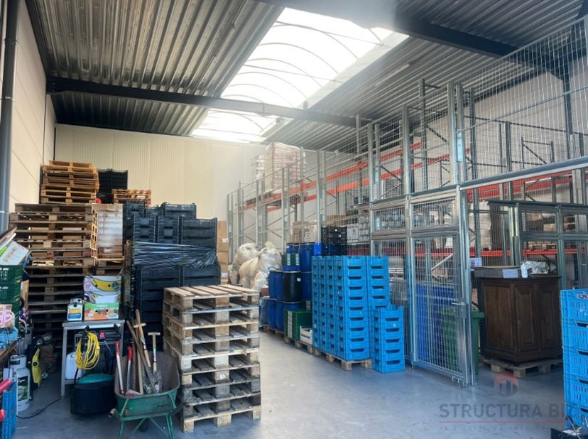 Ontdek deze veelzijdige loods van 576 m² gelegen in het industriële hart van Machelen. Deze ruimte is uitermate geschikt voor bedrijven in de voedings