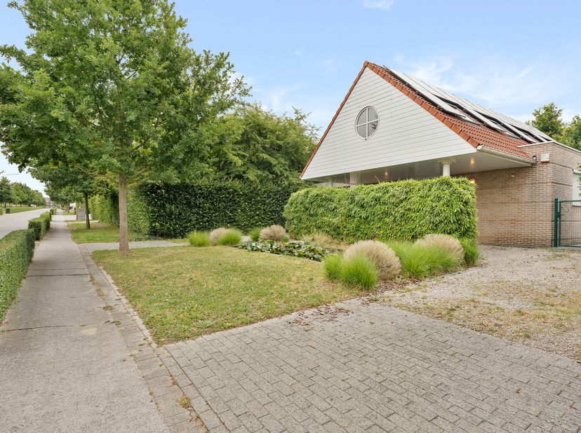 Alleenstaande woning met 3 SLK, grote tuin, zwembad, zonnepanelen &amp; rustige ligging in Anzegem&lt;br /&gt;
Deze instapklare woning op een perceel van 760 m²