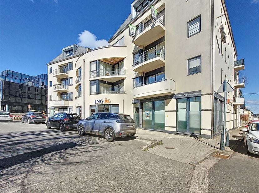 W Immobilière vous propose à Arlon un bel appartement deux chambres avec terrasse. Situé au troisième étage de la résidence, il se compose comme suit