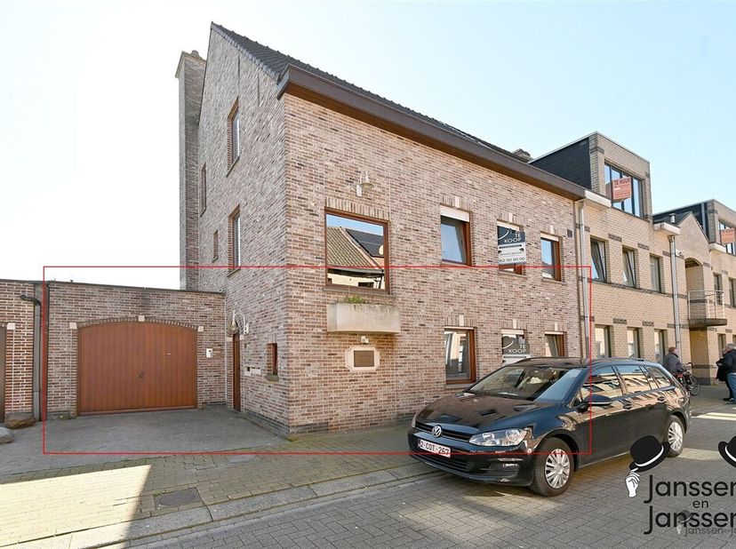 Dit gerenoveerd appartement met garage en oprit heeft potentieel als kangoeroewoning daar er reeds een fysieke opsplitsing gemaakt is.&lt;br /&gt;
De inkomh