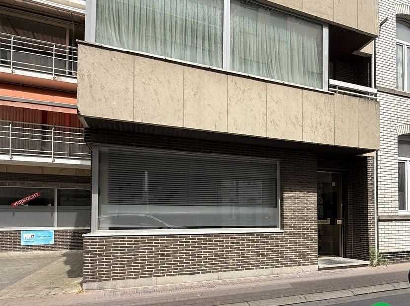 Dit gelijkvloers appartement is gelegen in het stadscentrum van Roeselare, de winkelstraat, Grote Markt, Arhus, De Munt en nog veel meer zijn op wande