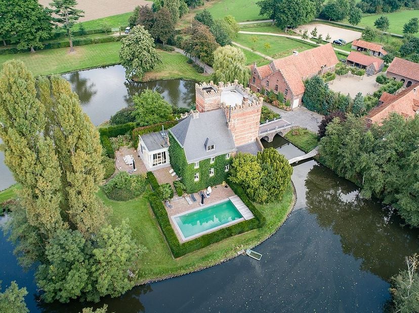 Welkom bij het prachtige Kasteel van Wijer, gelegen op de grens van Stevoort en Wijer, omringd door 2,6 hectare aan natuur. Dit kasteel heeft een idyl