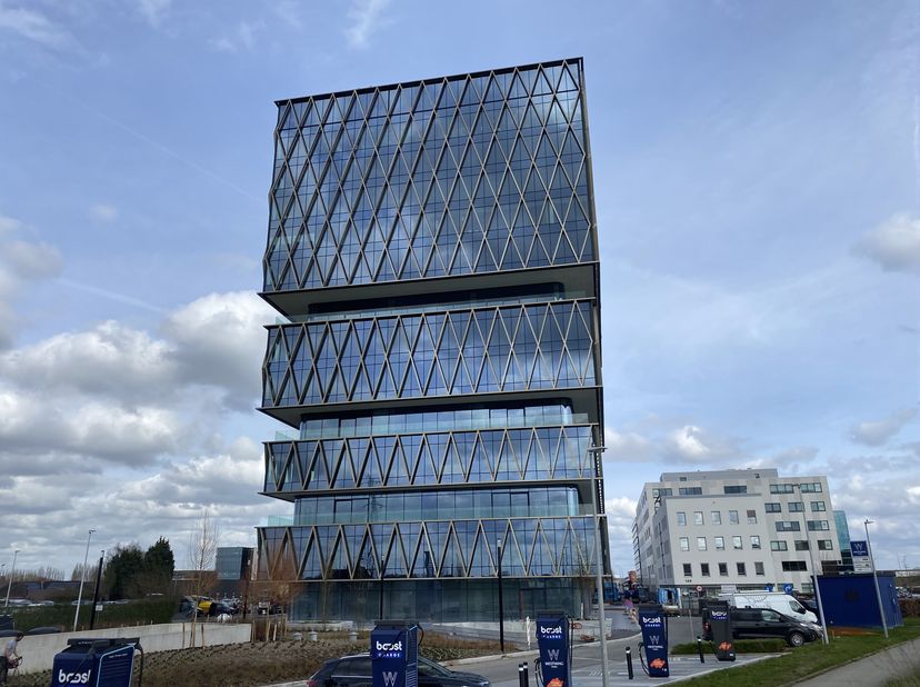 Ce nouvel espace de bureaux d&#039;environ 238 m² avec 6 places de parking associées est situé au 3e étage de la tour Westwing à Westwing Park à Roulers. &lt;