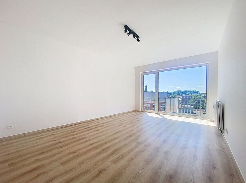L&#039;immobilière Borremans vous propose cet appartement idéalement situé au centre de Waremme, en face de la gare, offrant une vue dégagée.&lt;br /&gt;
Composi