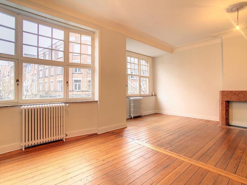 Victoire-Junot a le plaisir de vous proposer à la location un appartement lumineux de 105 m² idéalement situé à proximité de lavenue Plasky et du Squa