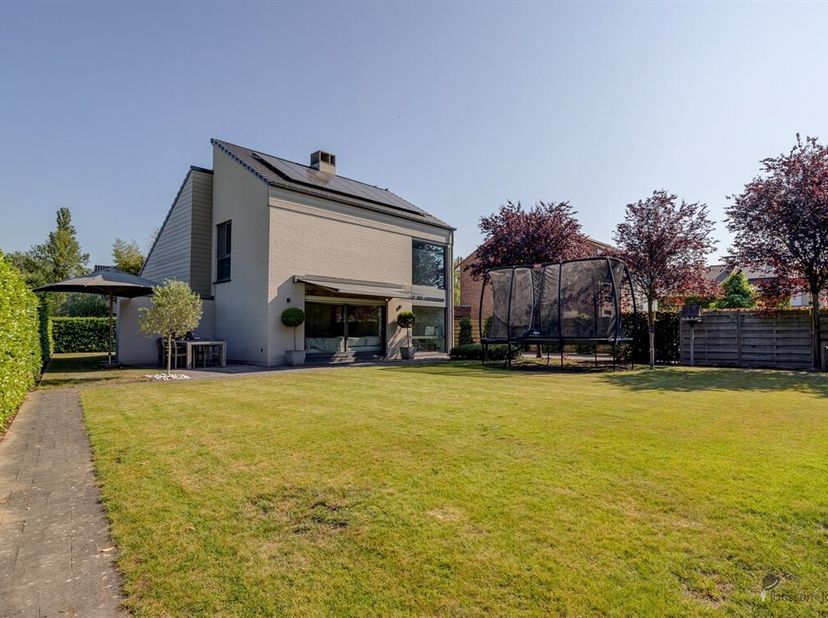 Ontdek deze energievriendelijke gezinswoning in het hart van Dendermonde, een unieke kans om te genieten van een harmonieus samenspel van ruimte, stij