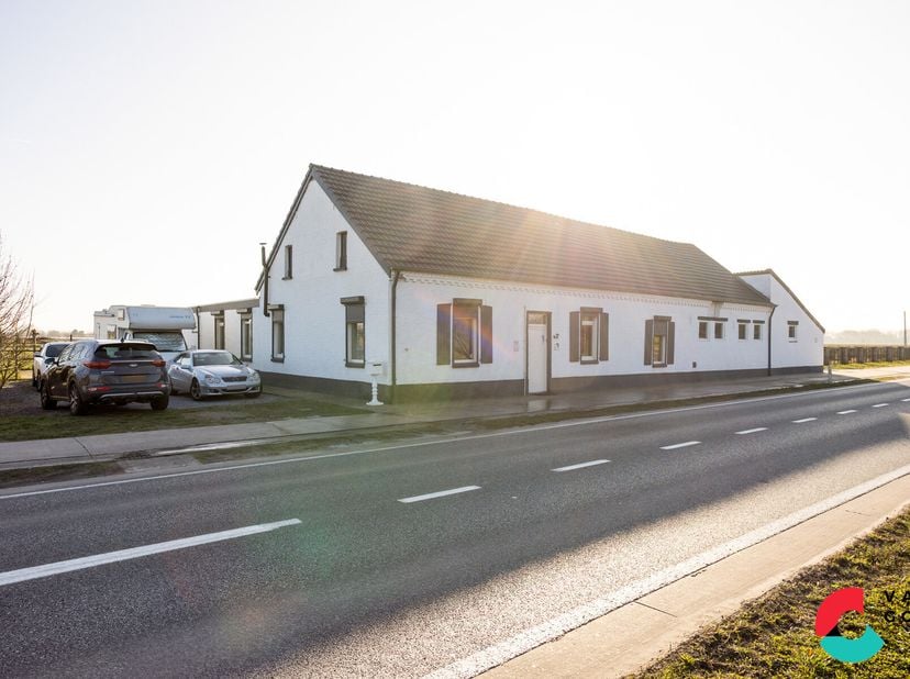 Langgevel hoeve met paardenstallen gelegen op een ruim perceel van 80 are, omringd door weilanden.&lt;br /&gt;
De hoeve is volledig gerenoveerd in 1998 en h